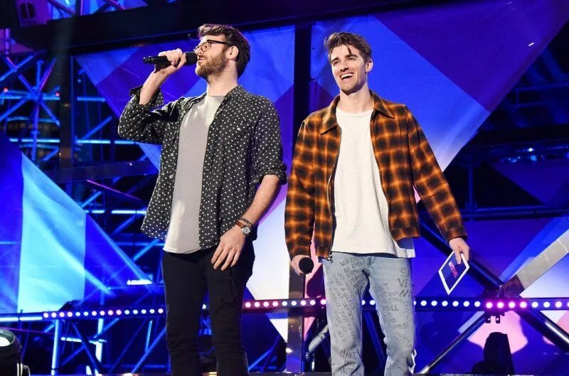 The Chainsmokers di atas panggung sambil memegang mikrofon